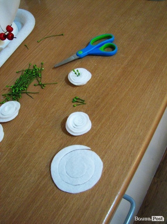 Луцькі мами вчились робити новорічні вінки. ФОТО